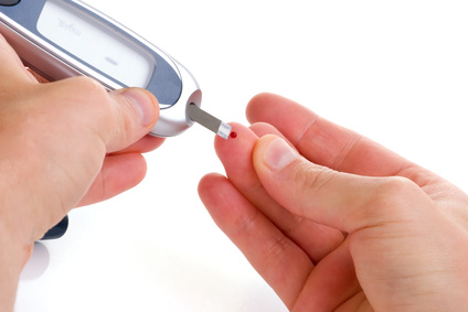Diabetespatient misst die Blutwerte